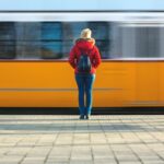 Samotność w tłumie: psychologia społeczna w erze wielkich miast