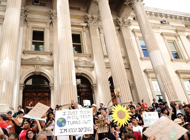 Kryzys zaufania – dlaczego coraz mniej wierzymy politykom, mediom i instytucjom