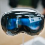 Jak technologia ubieralna pomaga monitorować zdrowie — od smartwatcha do inteligentnych ubrań.