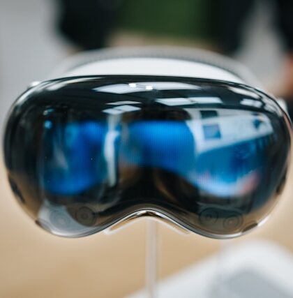 Jak technologia ubieralna pomaga monitorować zdrowie — od smartwatcha do inteligentnych ubrań.