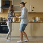 Ekscytacja czy lęk? Emocjonalna huśtawka początku znajomości