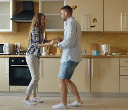 Ekscytacja czy lęk? Emocjonalna huśtawka początku znajomości